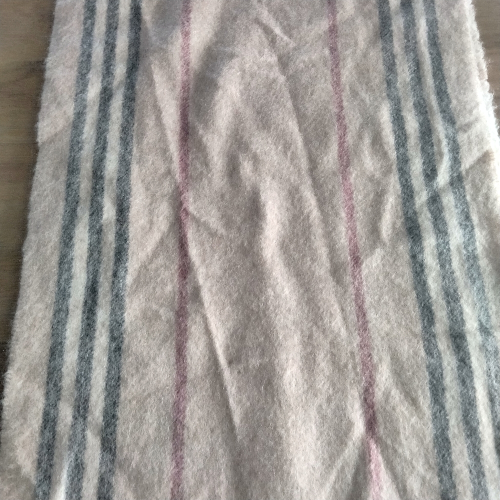 Burberry wool & cashmere scarf - Picture 5 of 10